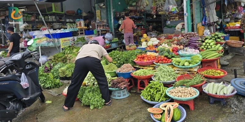 Vegetables and fruit displayed at Duong Dong market
