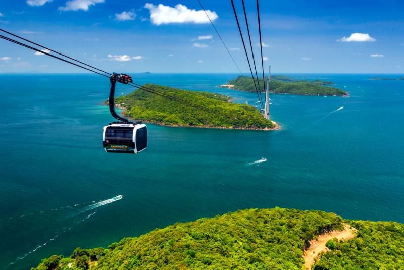 Cable-car cabins over islands on the Hon Thom route
