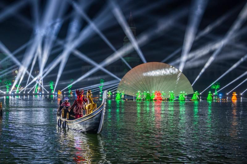 A lit gondola and fountains in the Colors of Venice canal collection