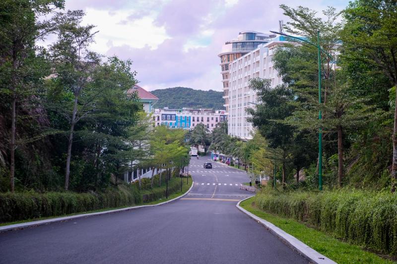 A road between trees and buildings in the Khem area