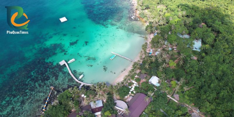 The beach, landing jetty and turquoise shallows at May Rut Trong