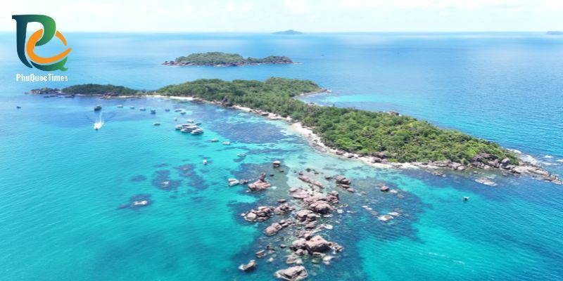 Rocky islets and shallow water around Gam Ghi