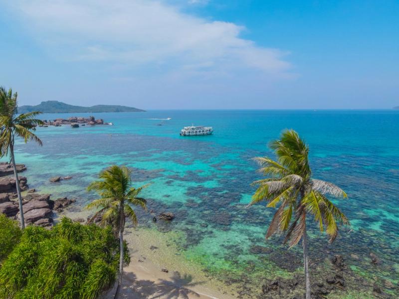 Palm-lined shore and shallow coastal water in the Gam Ghi collection