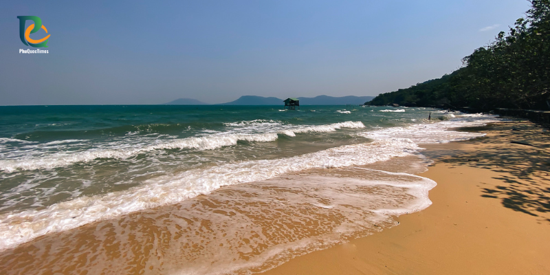 Waves reaching the sandy Vung Bau shore