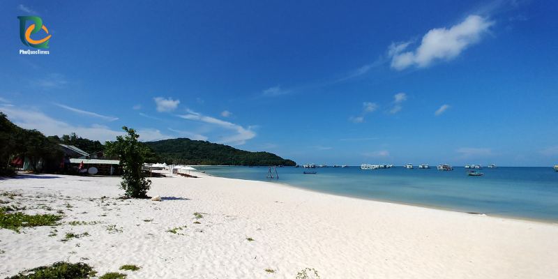 White sand and shallow water at Sao Beach