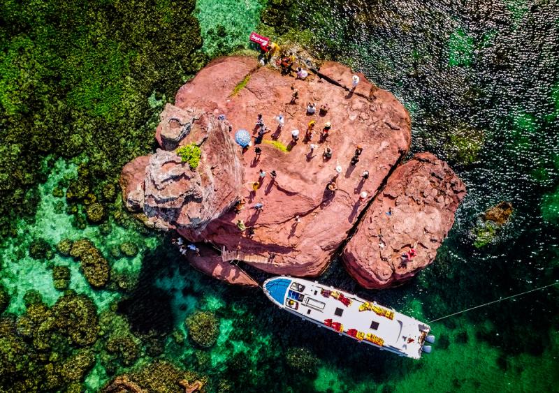 The rocks and boat off Gầm Ghì seen from above. This image illustrates the setting, not a recommended landing or route across the reef.