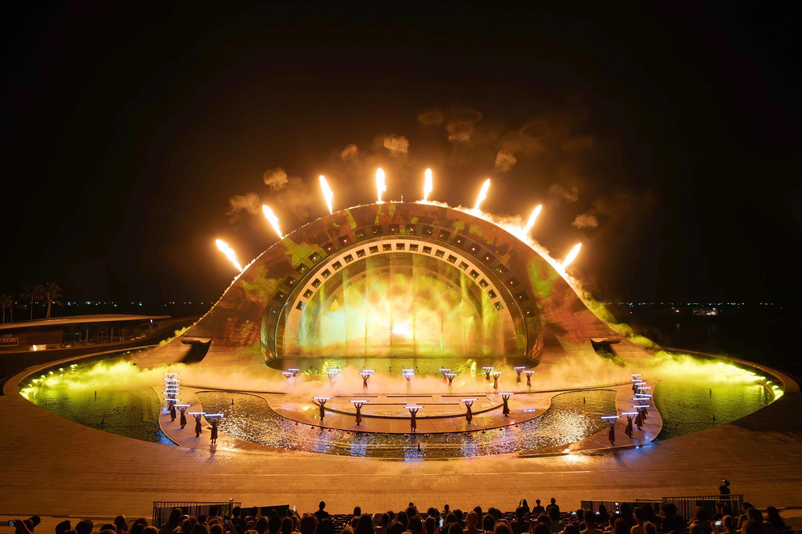 The golden-lit stage and water effects at Kiss of the Sea