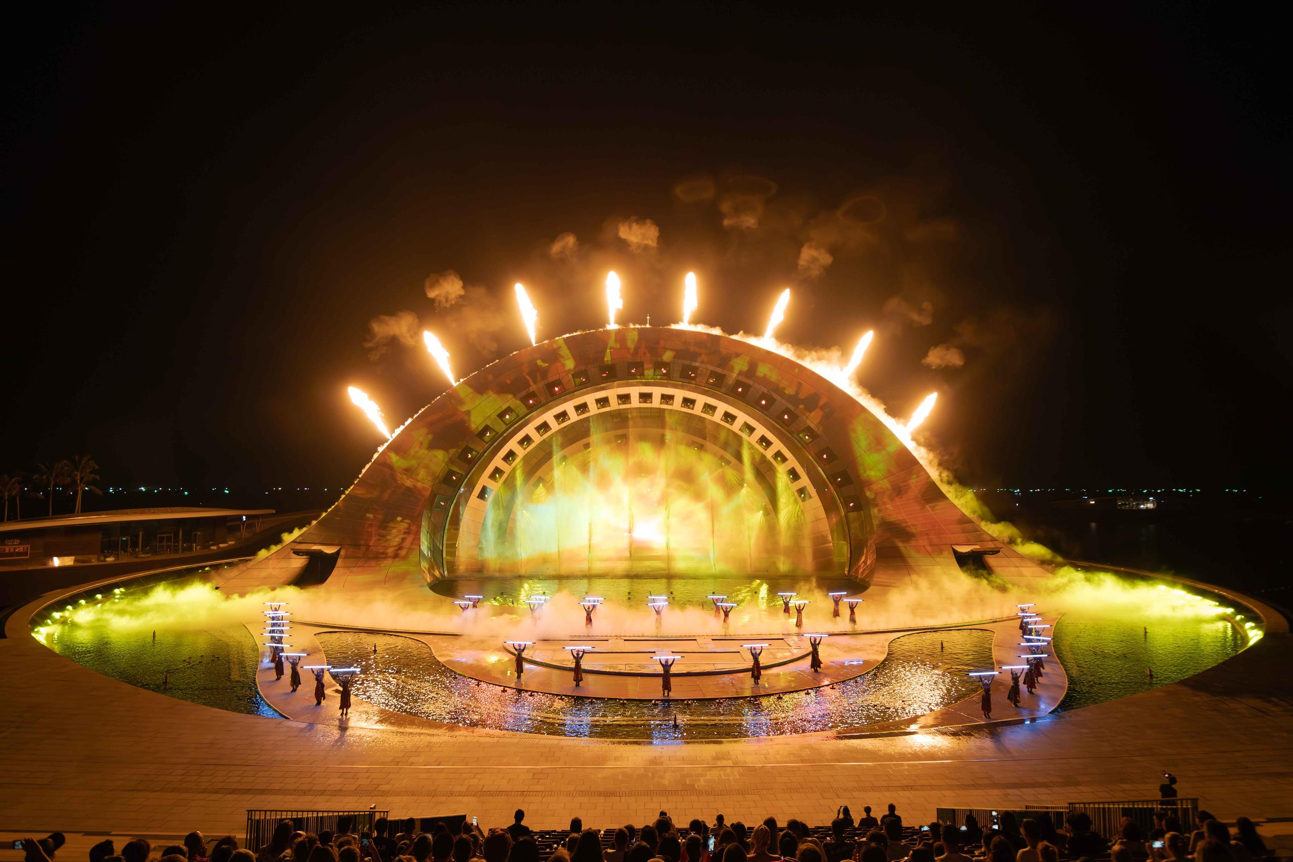 The golden-lit stage and water effects at Kiss of the Sea