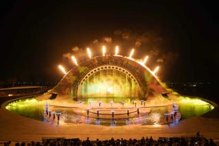 The golden-lit stage and water effects at Kiss of the Sea