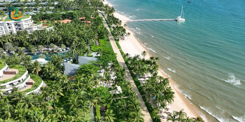 Resort grounds beside the Long Beach coastline