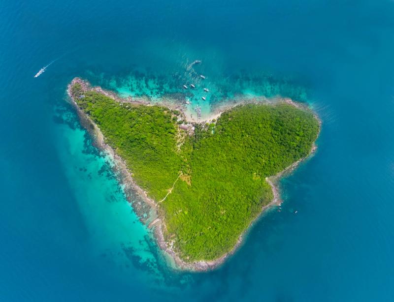 Overhead view of May Rut Trong shoreline and shallow water