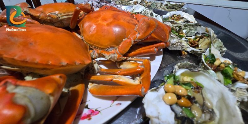 Cooked crabs and shellfish displayed in the Ham Ninh food photograph