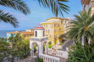 Palm-lined streets and architecture in Sunset Town