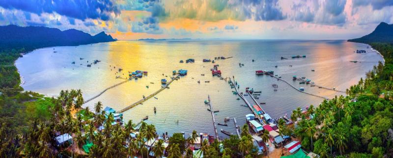 Vịnh Rạch Vẹm với tàu cá, cầu tàu và nhà ven nước