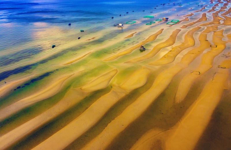 Sand ridges and shallow tidal water along the Cây Sao coast