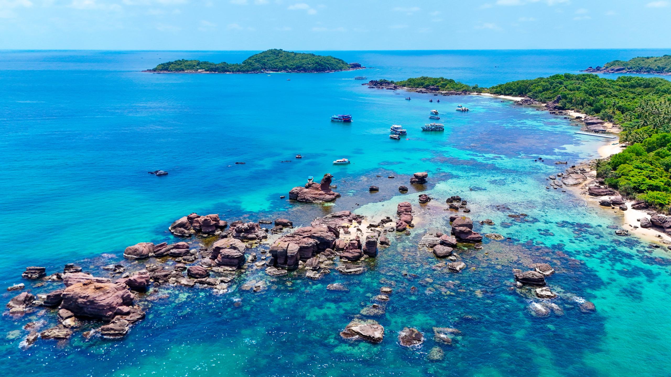 Rock formations and boats along Gầm Ghì’s coast
