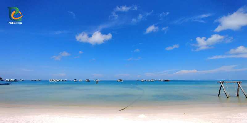 White sand and a wooden swing facing the bay at Sao Beach