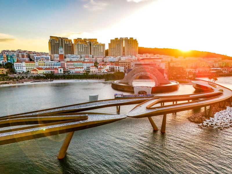 The curves of Kiss Bridge in warm evening light
