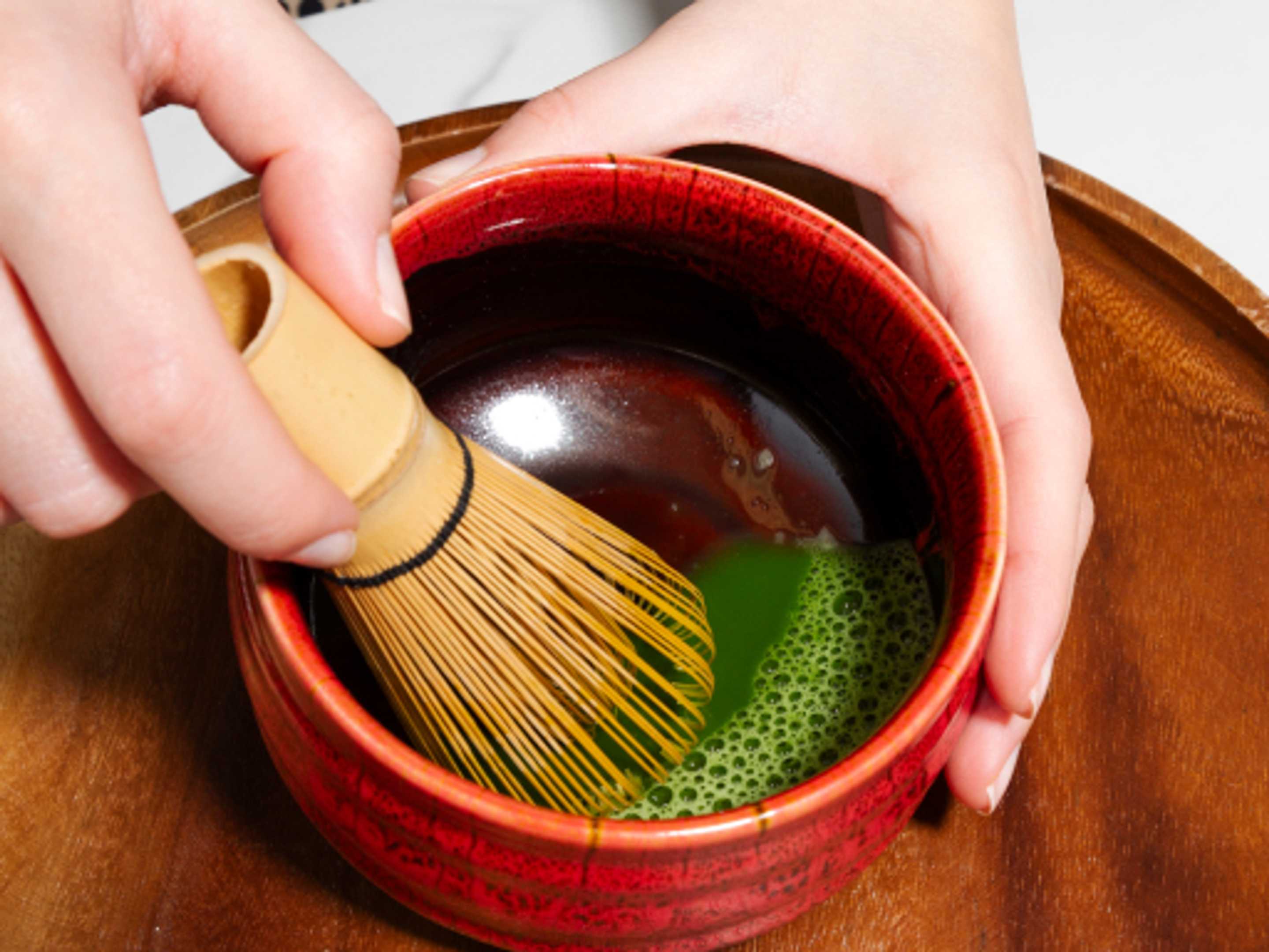 La preparazione della cerimonia del tè giapponese matcha