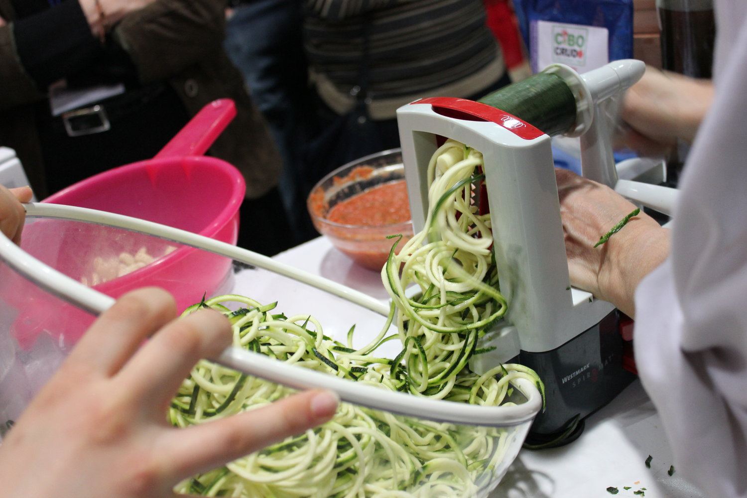 Spaghetti di zucchine con pesto rosso - greenMe