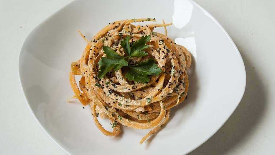 SPAGHETTI DI ZUCCA CON CREMA ALL’AGLIO