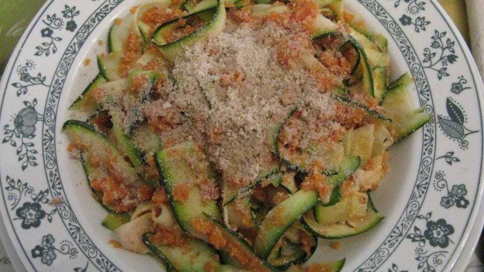 Tagliatelle di zucchine con sughetto di verdure