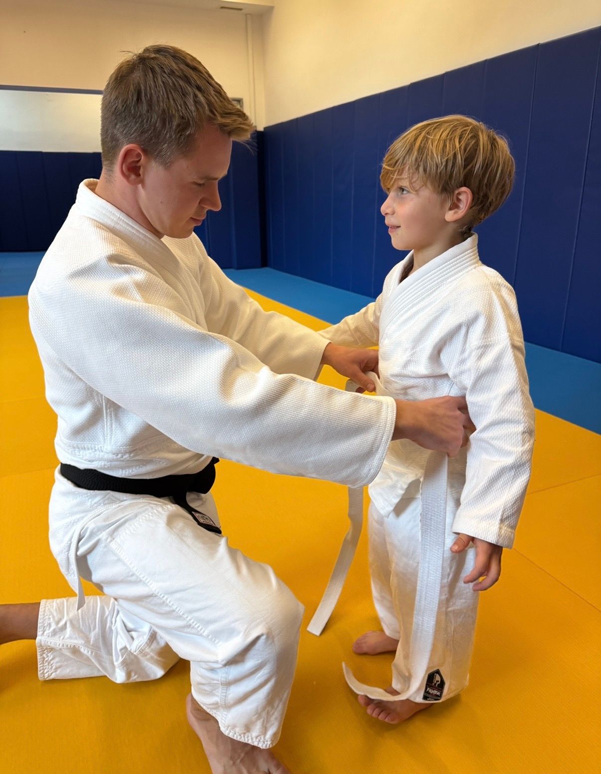 Nieśmiałe dziecko na zajęciach sportowych – jak judo buduje pewność siebie?