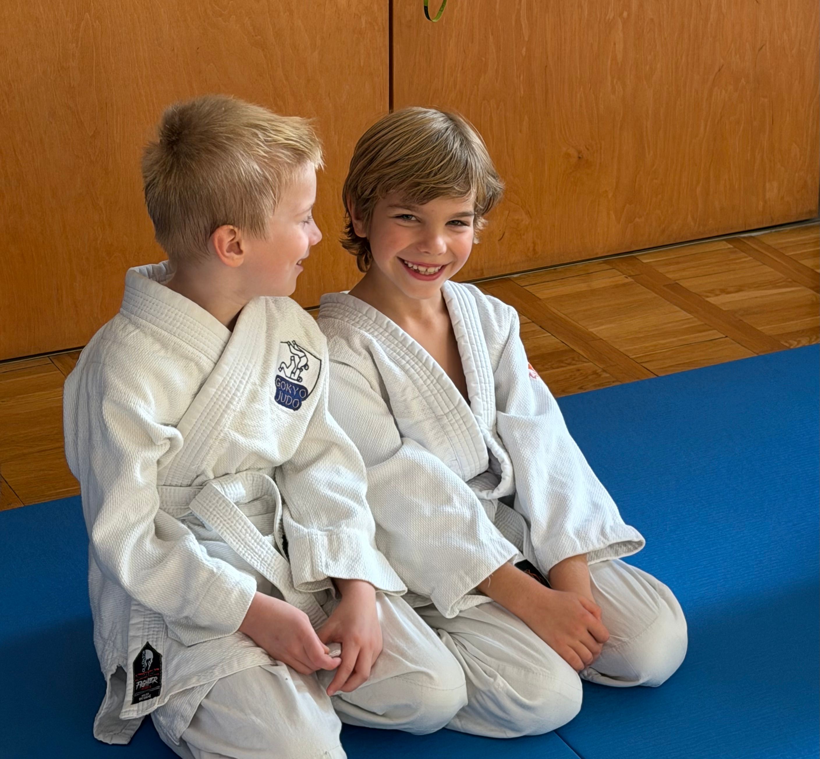 Nieśmiałe dziecko na zajęciach sportowych – jak judo buduje pewność siebie?