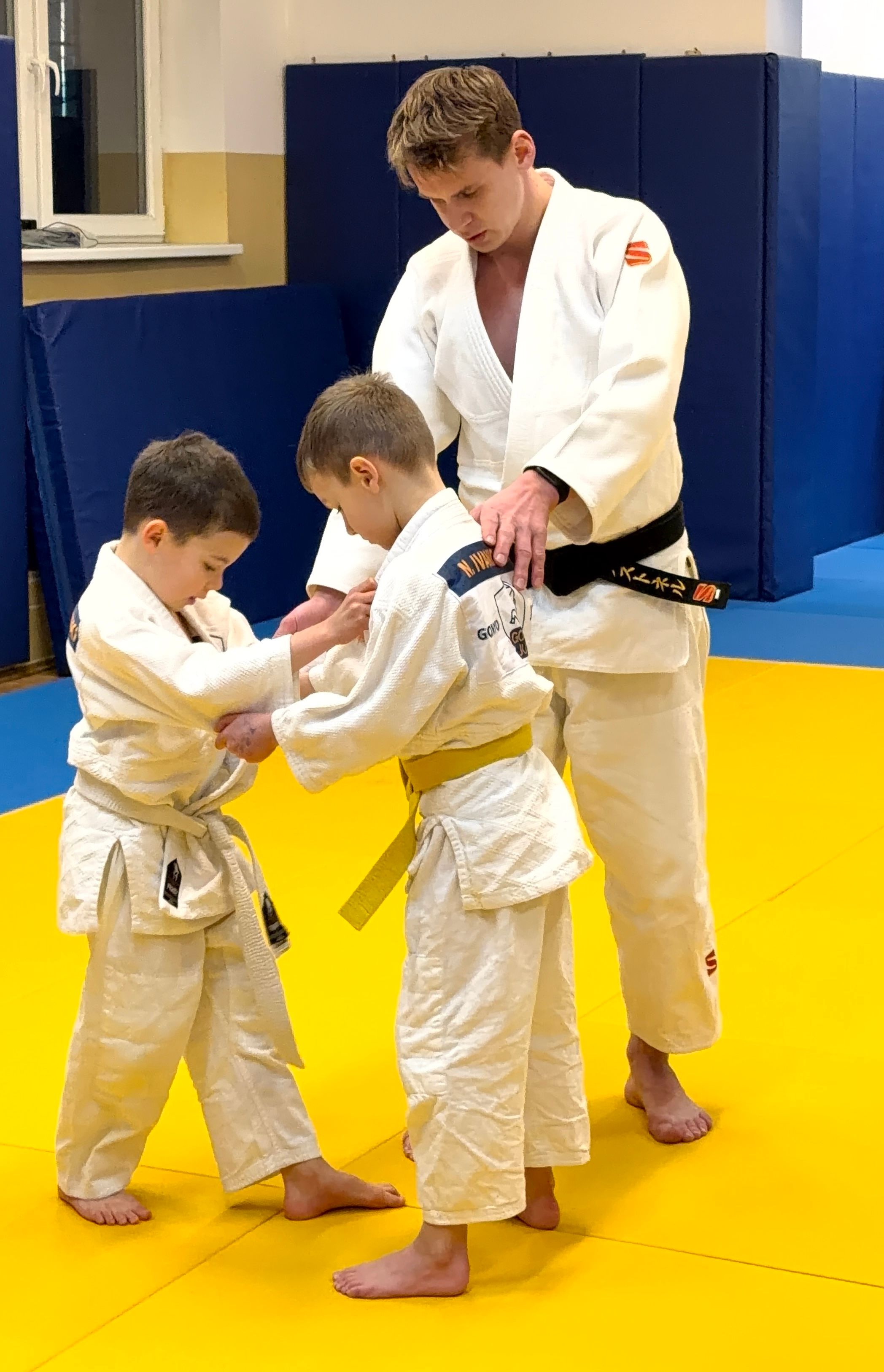 Pierwsze kroki na macie — dlaczego warto rozpocząć trening judo już w dzieciństwie?