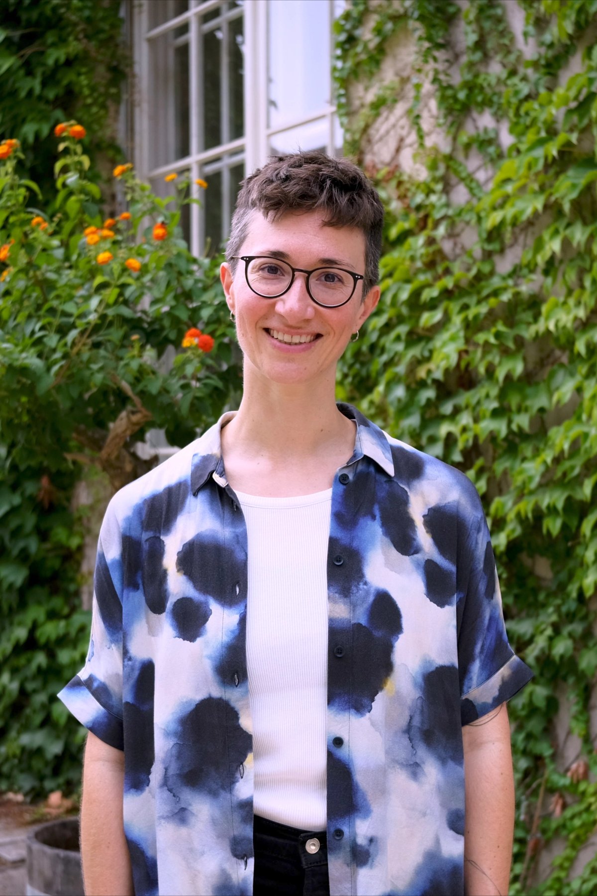 Sarah Klemm, Systemische Supervisorin, lächelt in die Kamera.
