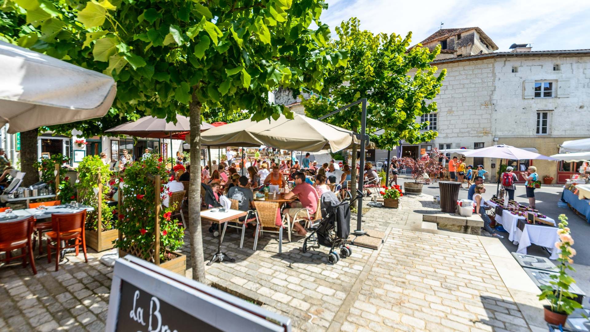 Place et ses restaurants, Aubeterre-sur-Dronne