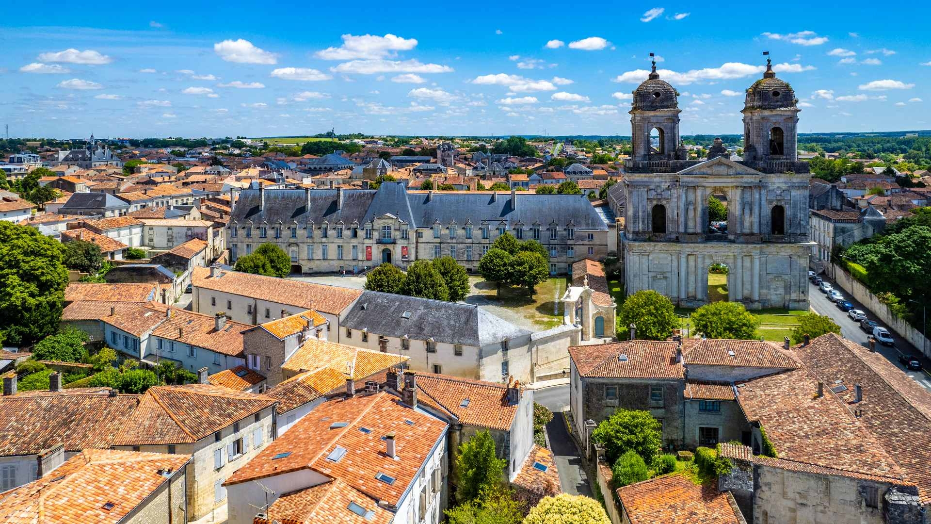 Vue aérienne de l'Abbaye Royale et des Tours de l'Abbatiale, Saint-Jean-d'Angély
