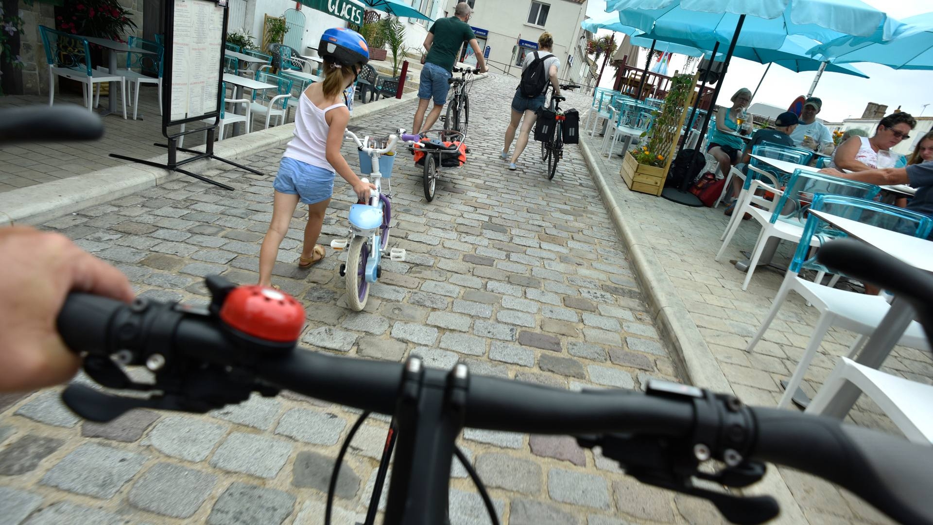 Famille en balade à vélo sur les quais de Marans