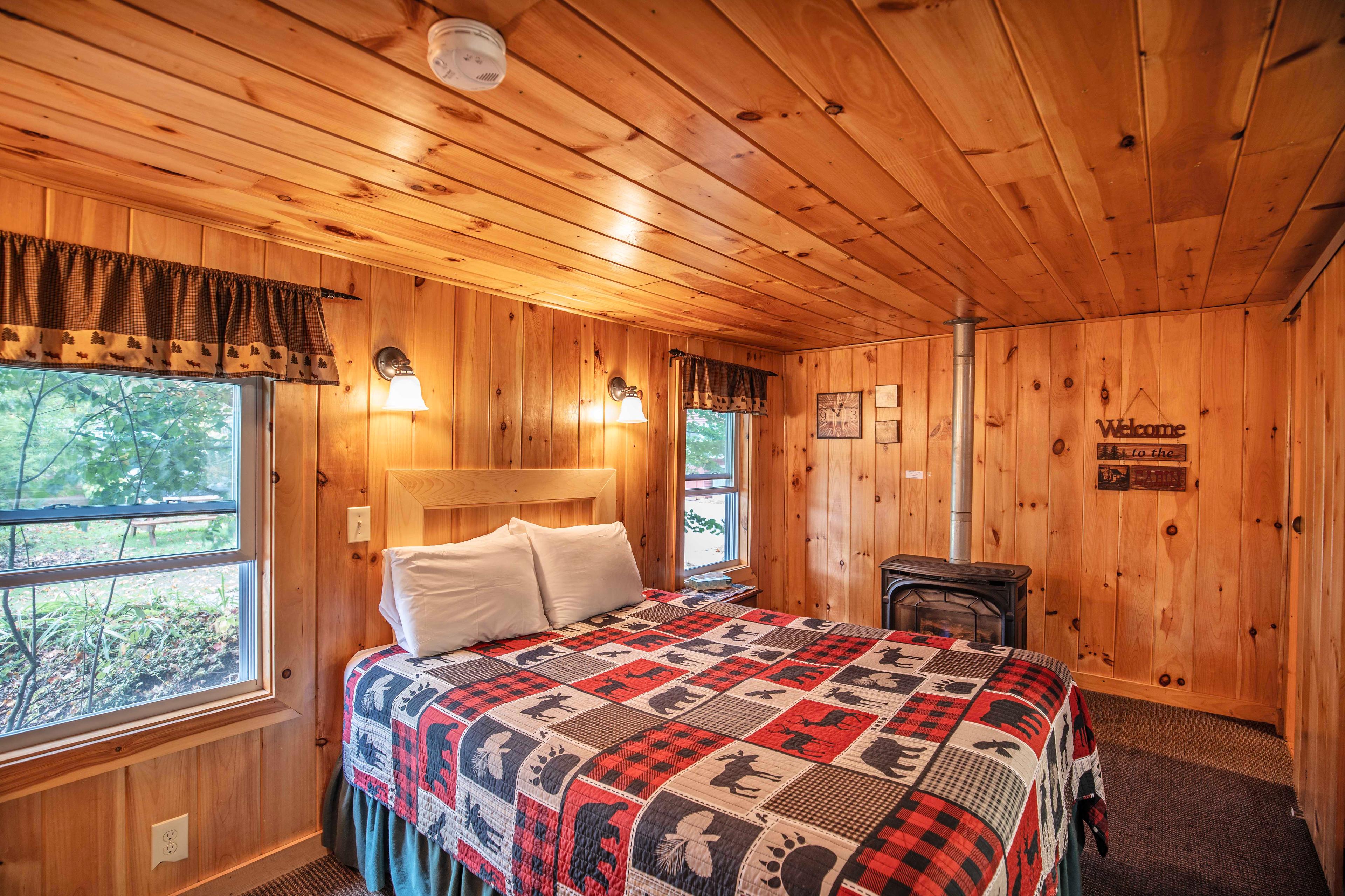 Inviting bedroom with a plush queen-sized bed at Fox Hollow cabin. #ModernAmenities #NatureLovers #CabinGetaway #ScenicViews