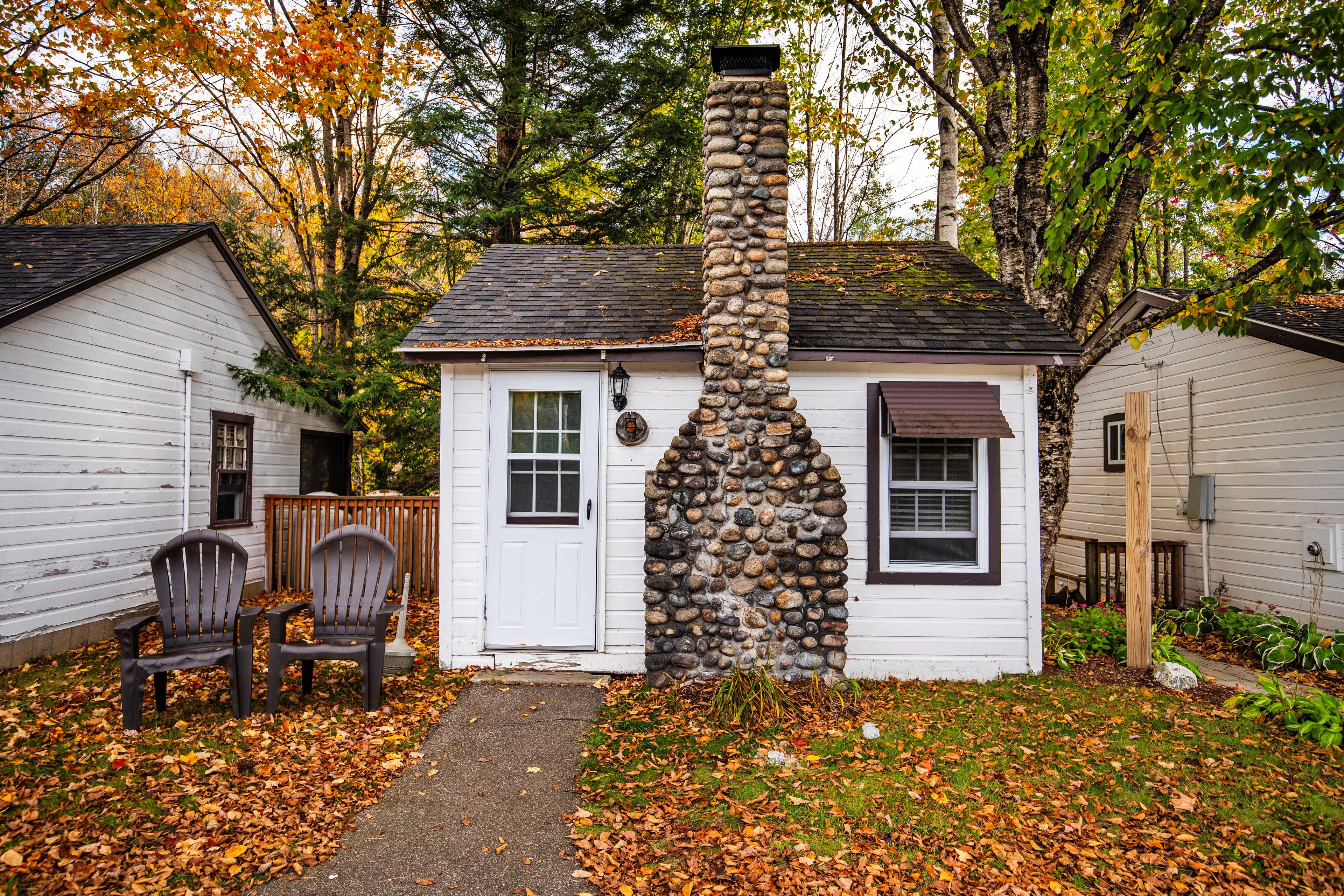 Charming cabin, The Flume, nestled near the Pemigewasset River at Pemi Cabins. #TheFlume #PemiCabins #PemigewassetRiver #RiversideCabin