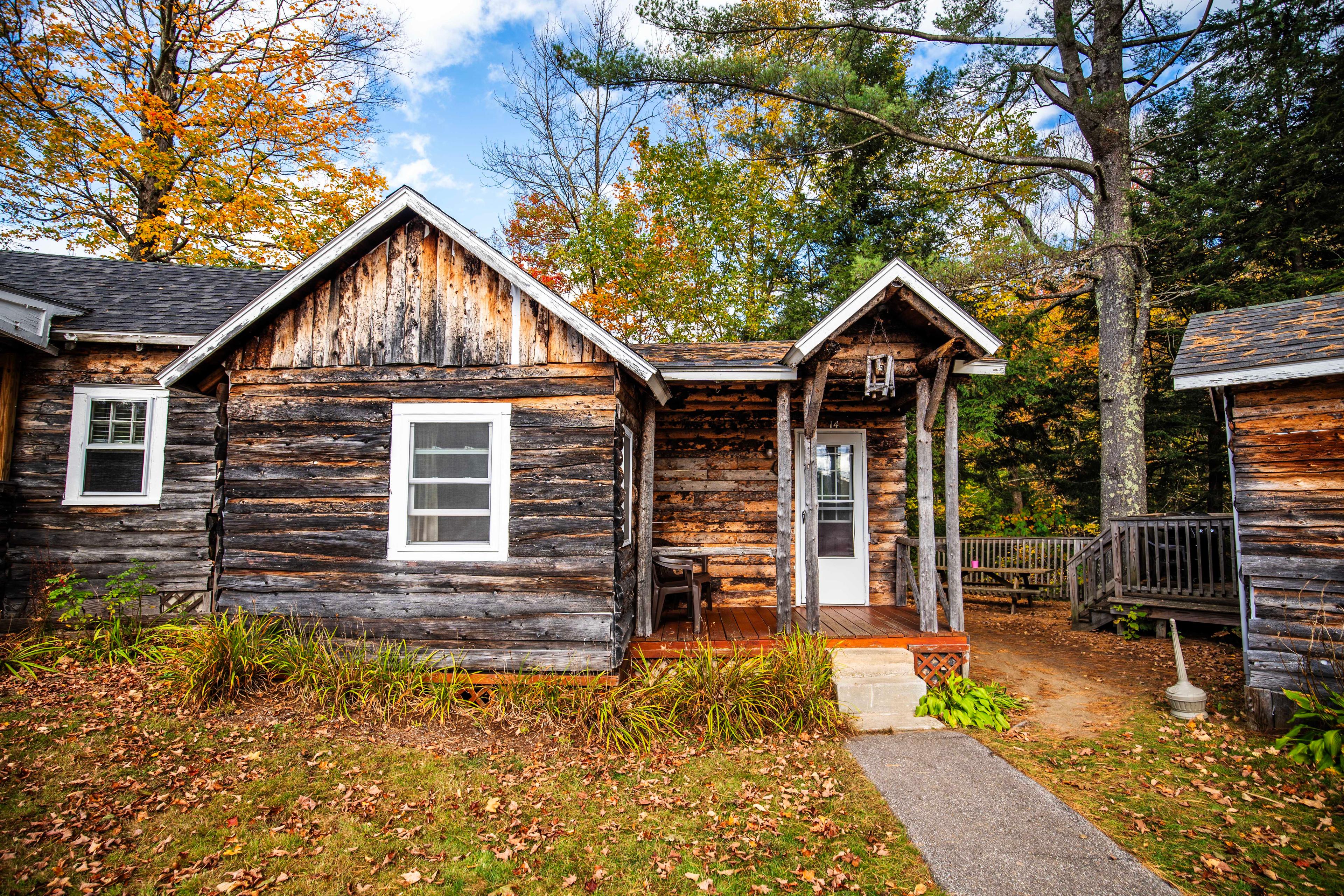 Charming and rustic cabin, Mount Lincoln, nestled along the scenic Pemigewasset River at Pemi Cabins. #MountLincoln #PemiCabins #PemigewassetRiver #RusticCabin