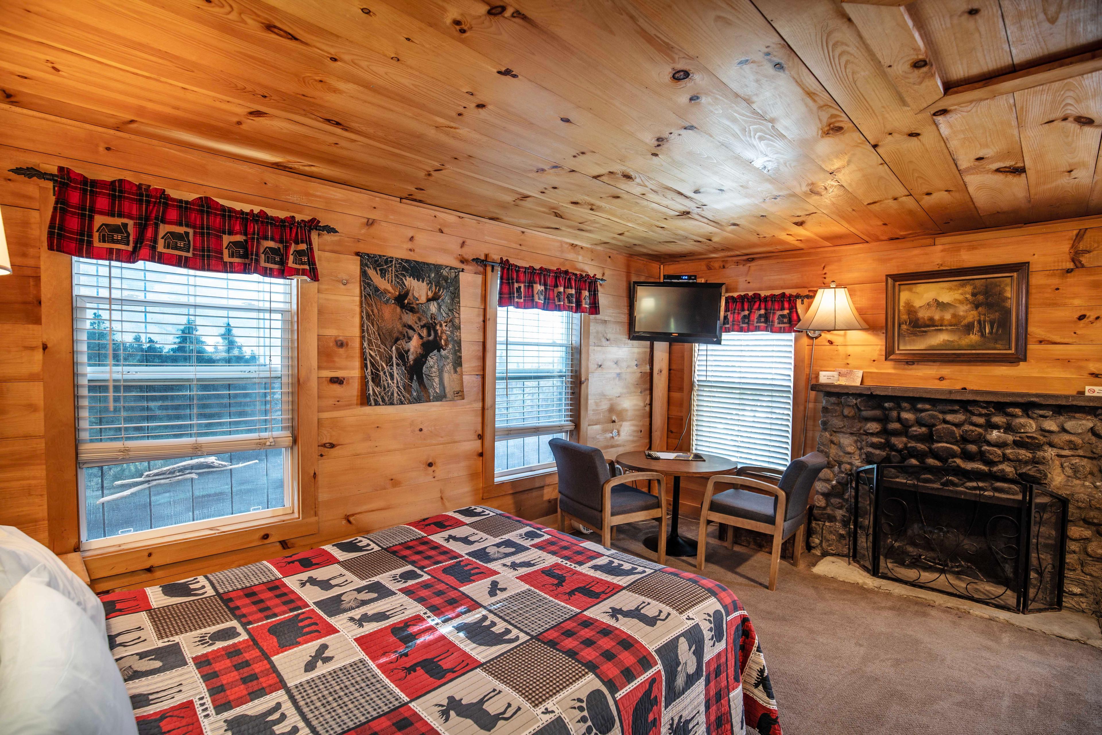 Comfortable seating area with TV in Beaver Pond cabin. #RelaxationSpot #OutdoorDining #MorningCoffee #EveningRelaxation