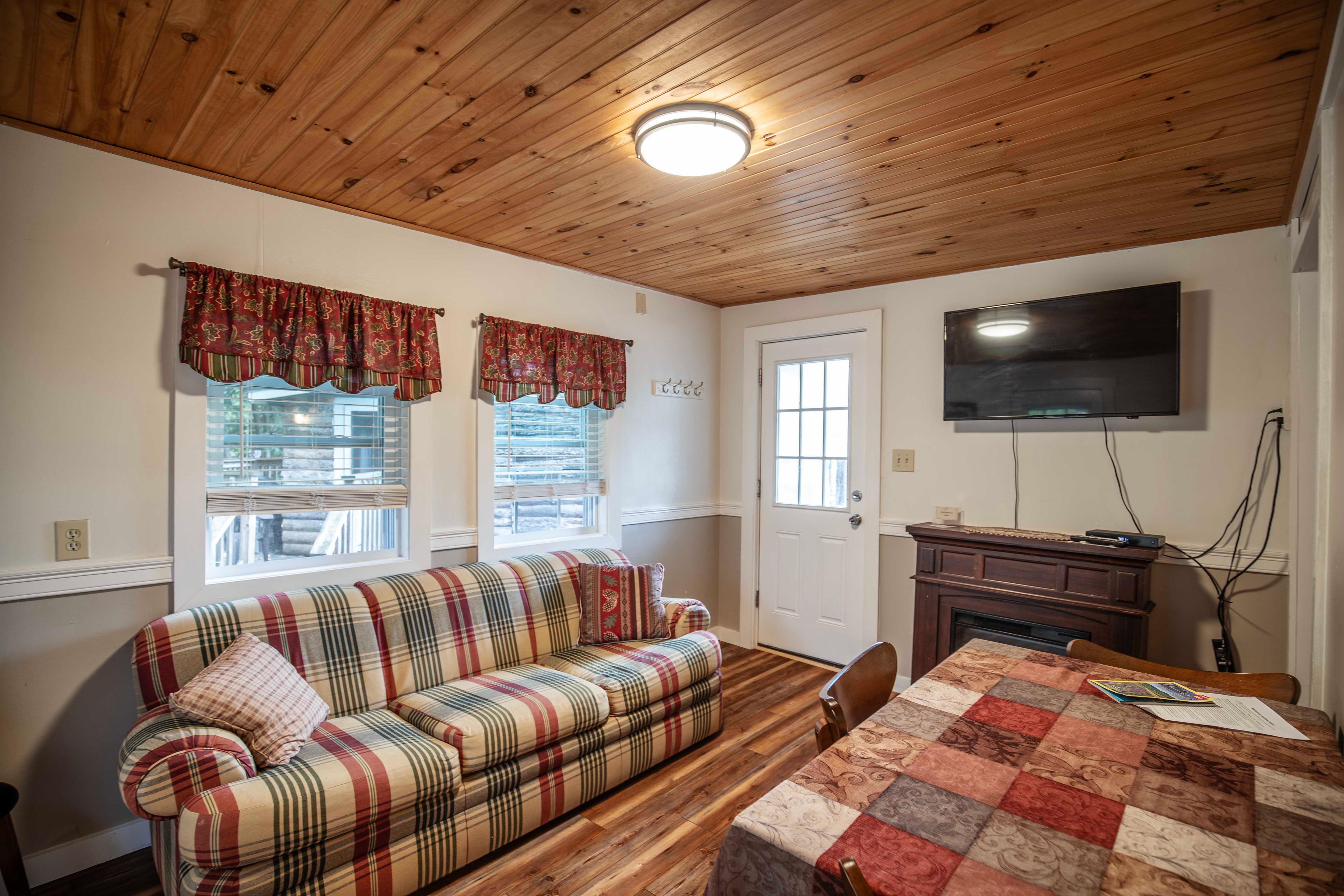 Ideal location for exploring Lincoln, NH from Mount Lincoln cabin. #FamilyGetaway #GroupRetreat #CozyLivingRoom #OutdoorDeck