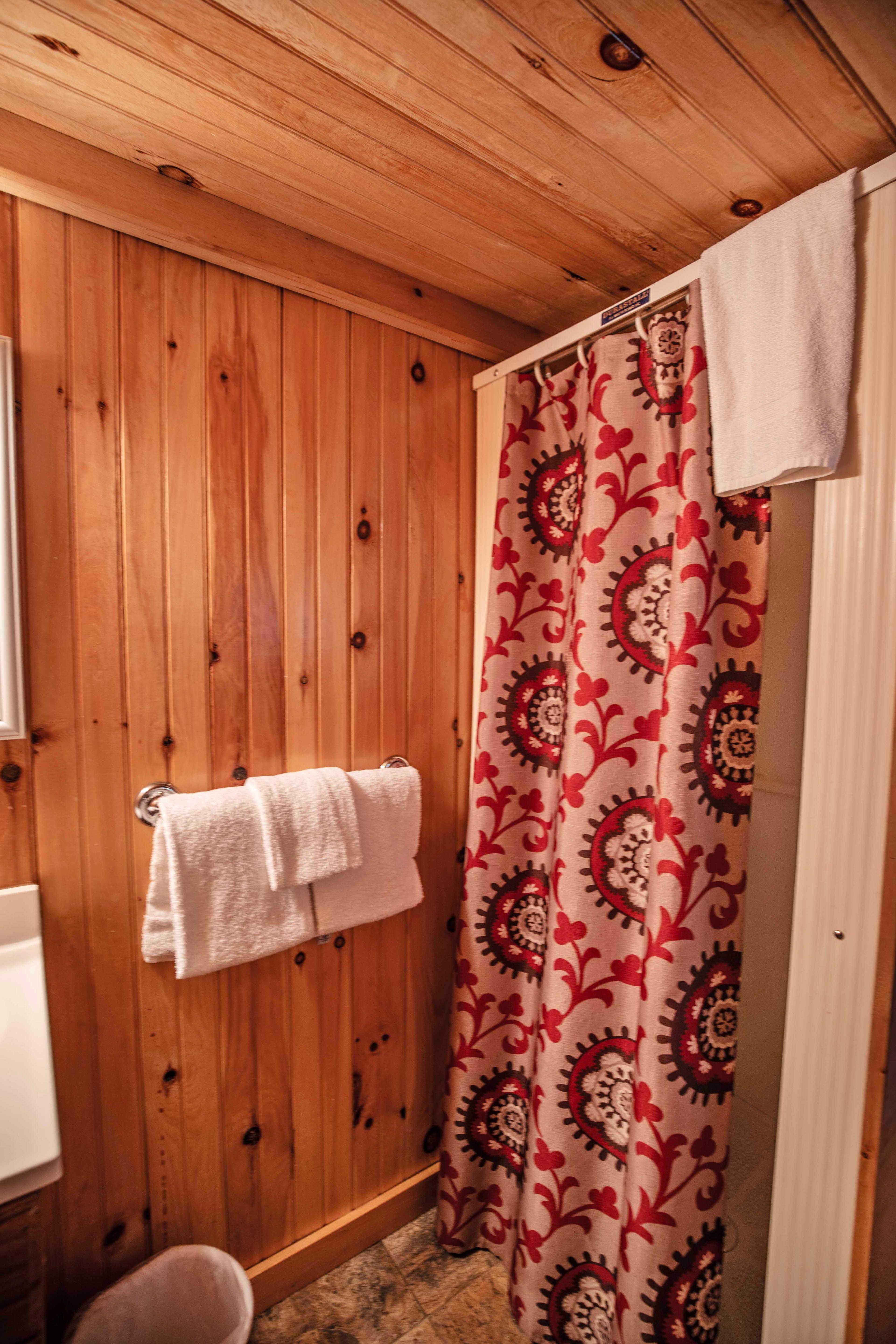 Year-round comfort with heating available at Eagle Cliff cabin. #RusticCharm #FamilyVacation #GroupAccommodation #CabinWithAView