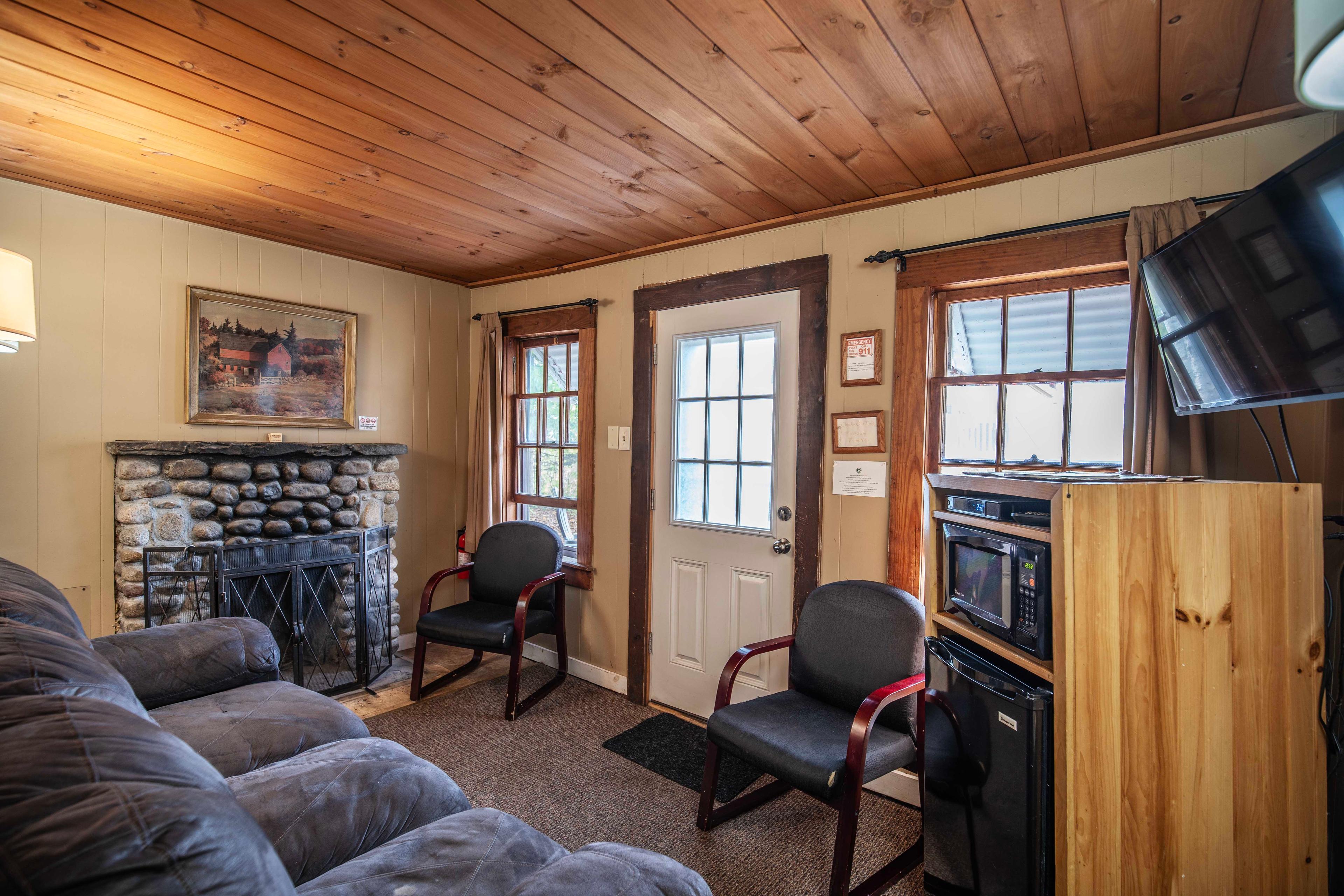 The Bears Den cabin features a cozy and inviting living space. #CabinInTheWoods #PrivateRetreat