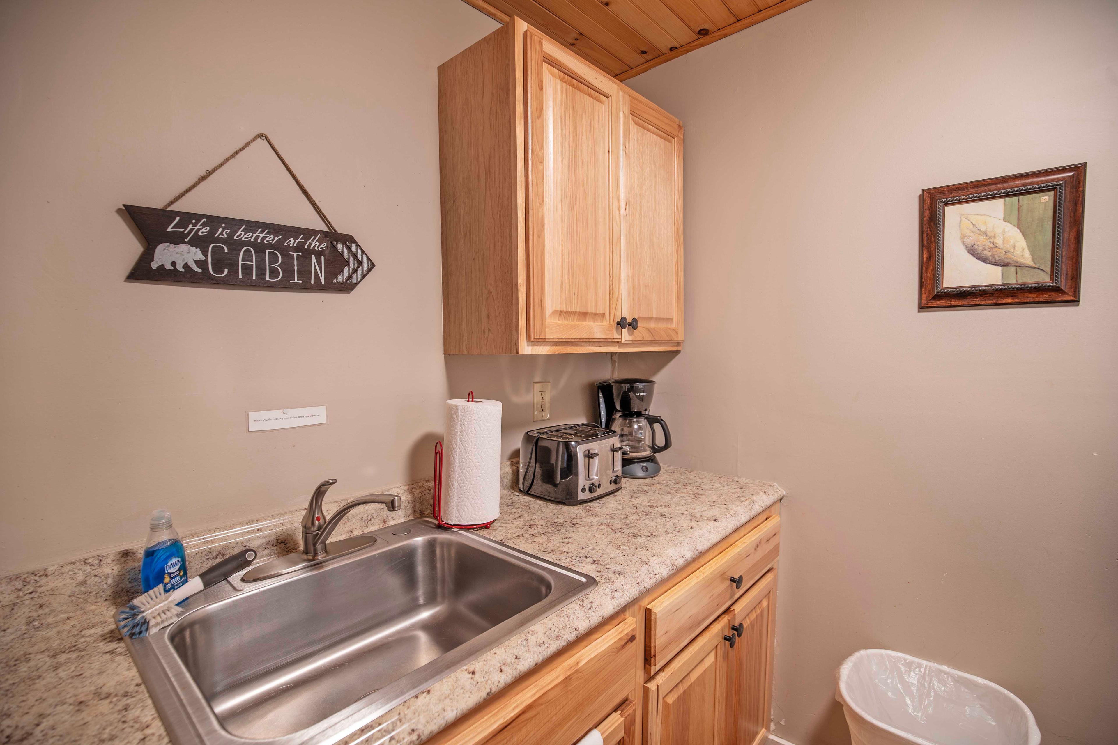 Well-equipped kitchen with full-sized appliances at Mount Lincoln cabin. #FamilyGetaway #GroupRetreat #PropaneGrill #KitchenAmenities