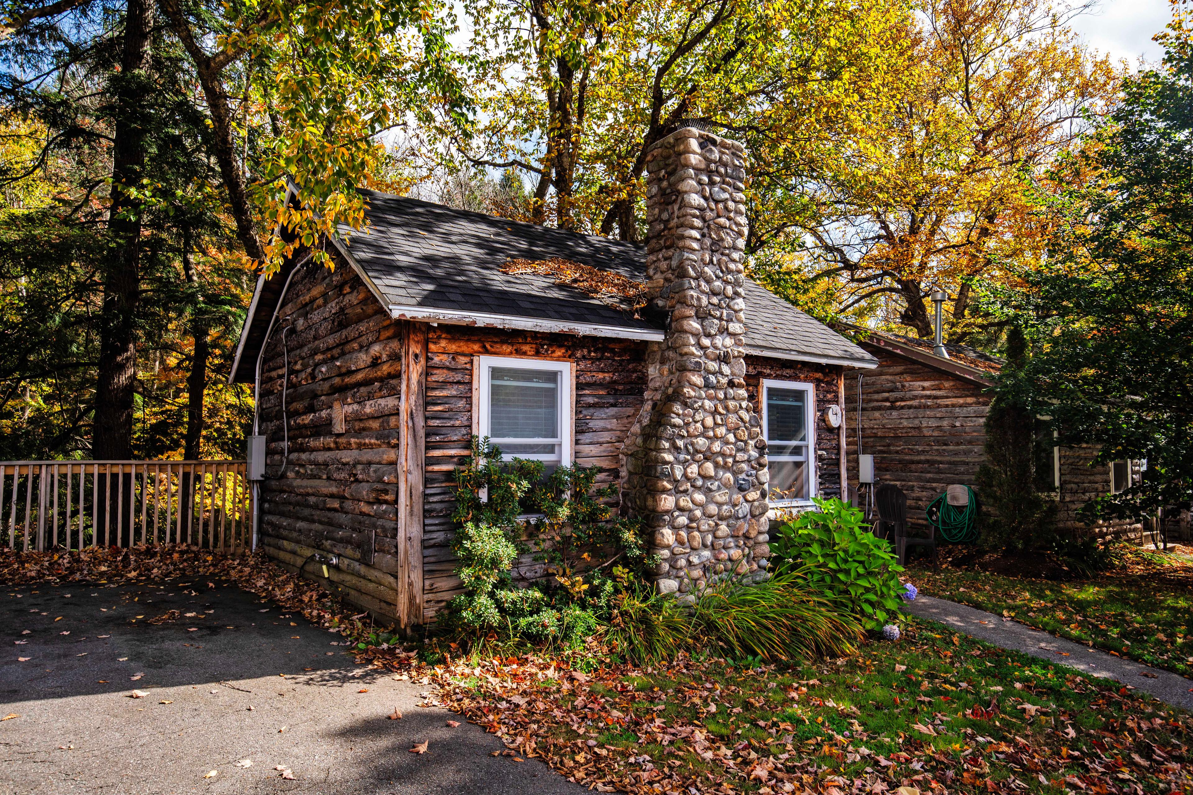 Perfect for a romantic getaway, Deer Haven offers serene river views. #PeacefulRetreat #FirewoodAvailable #RomanticCabin #ScenicPorch