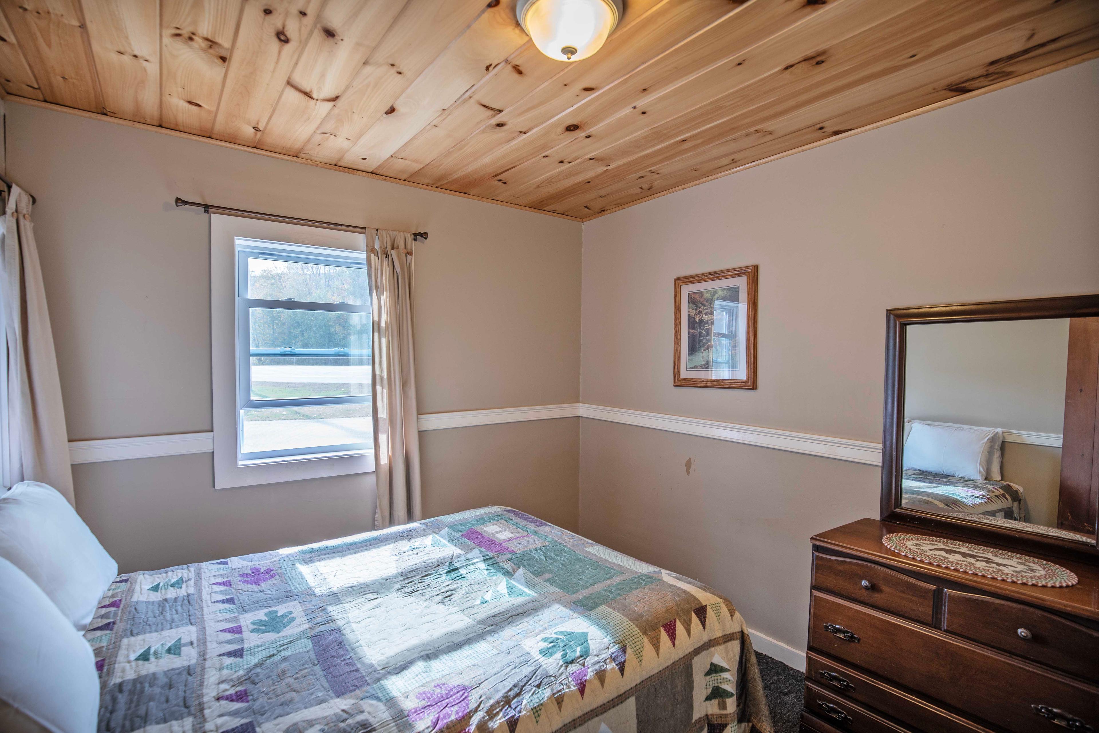 Charming cabin atmosphere at Mount Lincoln in Lincoln, NH. #MountLincoln #PemiCabins #PemigewassetRiver #RusticCabin