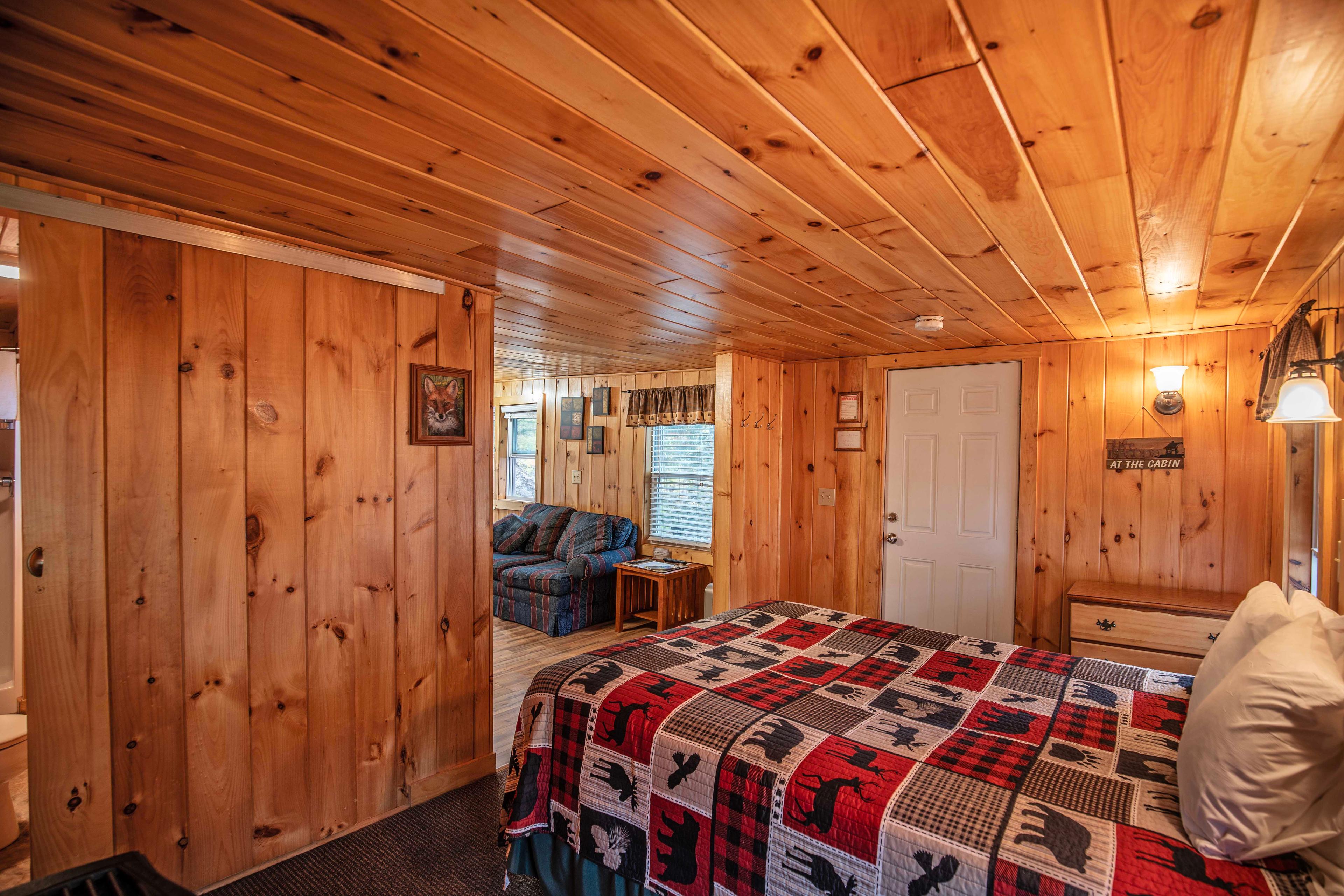 "Rustic charm and modern amenities at Fox Hollow, a romantic retreat. #YearRoundComfort #VacationRental #MountainRetreat #RomanticGetaway