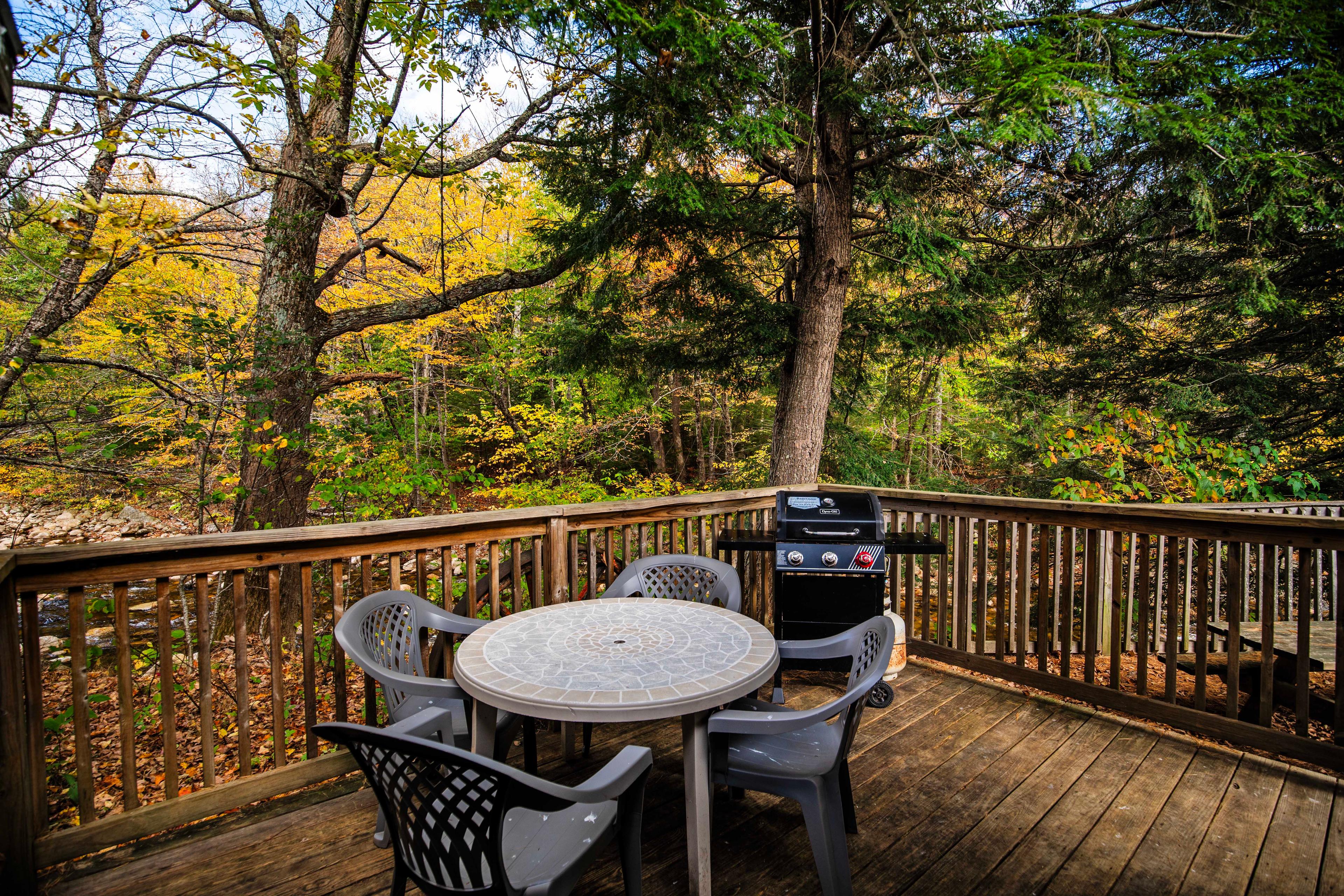 Enjoy outdoor dining and cookouts with riverfront views at Mount Lincoln. #PemiCabins #PemigewassetRiver #RusticCabin #LincolnNH