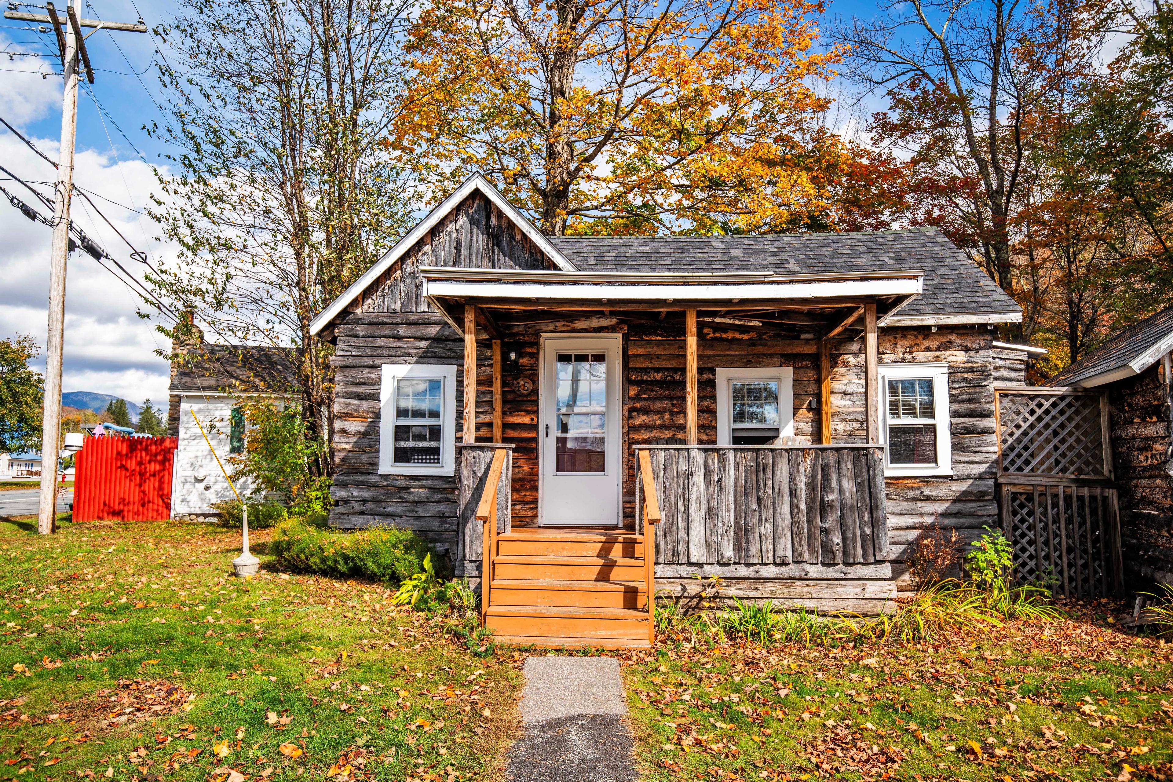 Warm and inviting atmosphere throughout The Pemi Trail cabin. #PemiTrail #PemiCabins #LincolnNH #WhiteMountains