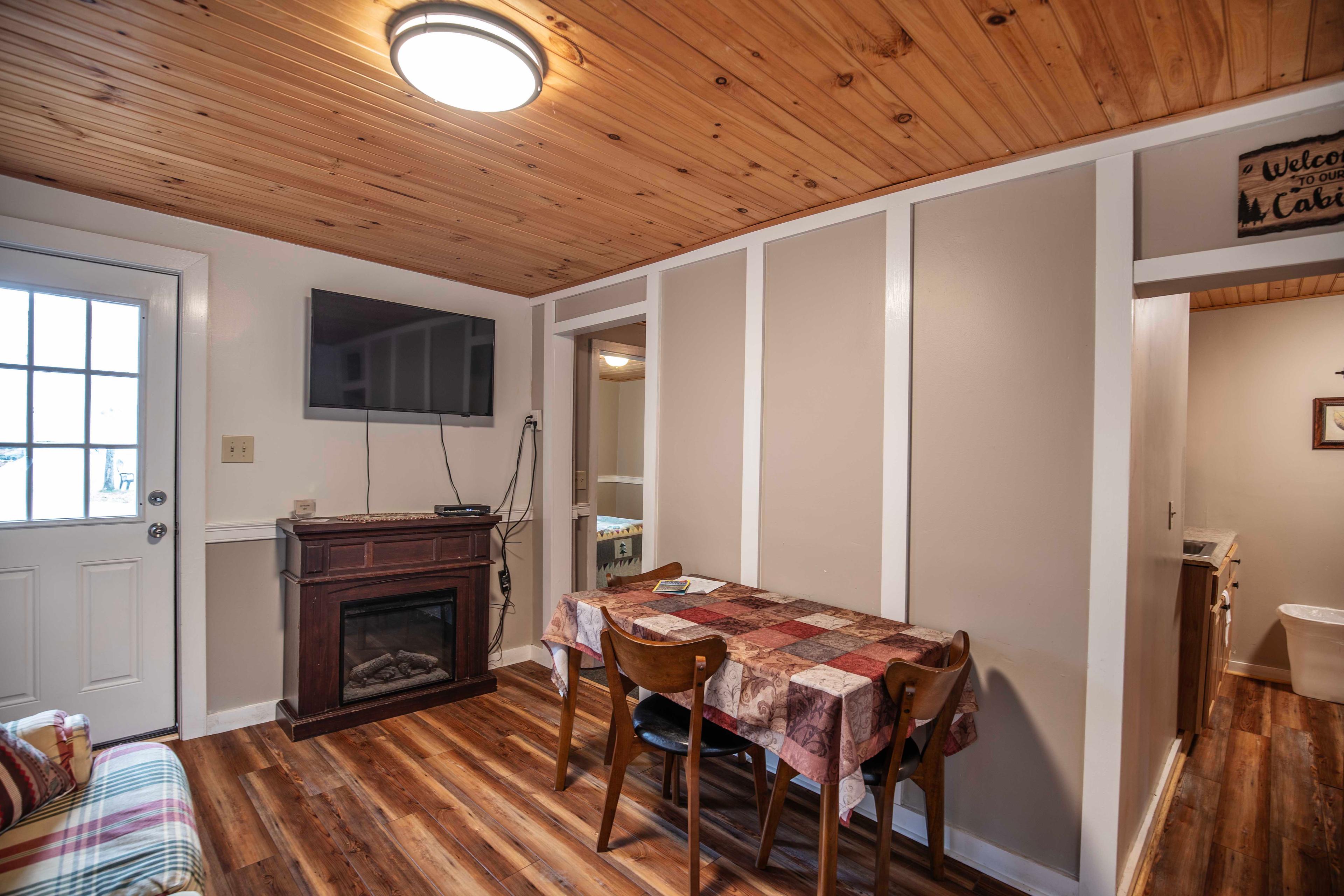 Cozy accommodations with modern amenities at Mount Lincoln. #WhiteMountains #FamilyGetaway #GroupRetreat #CozyLivingRoom