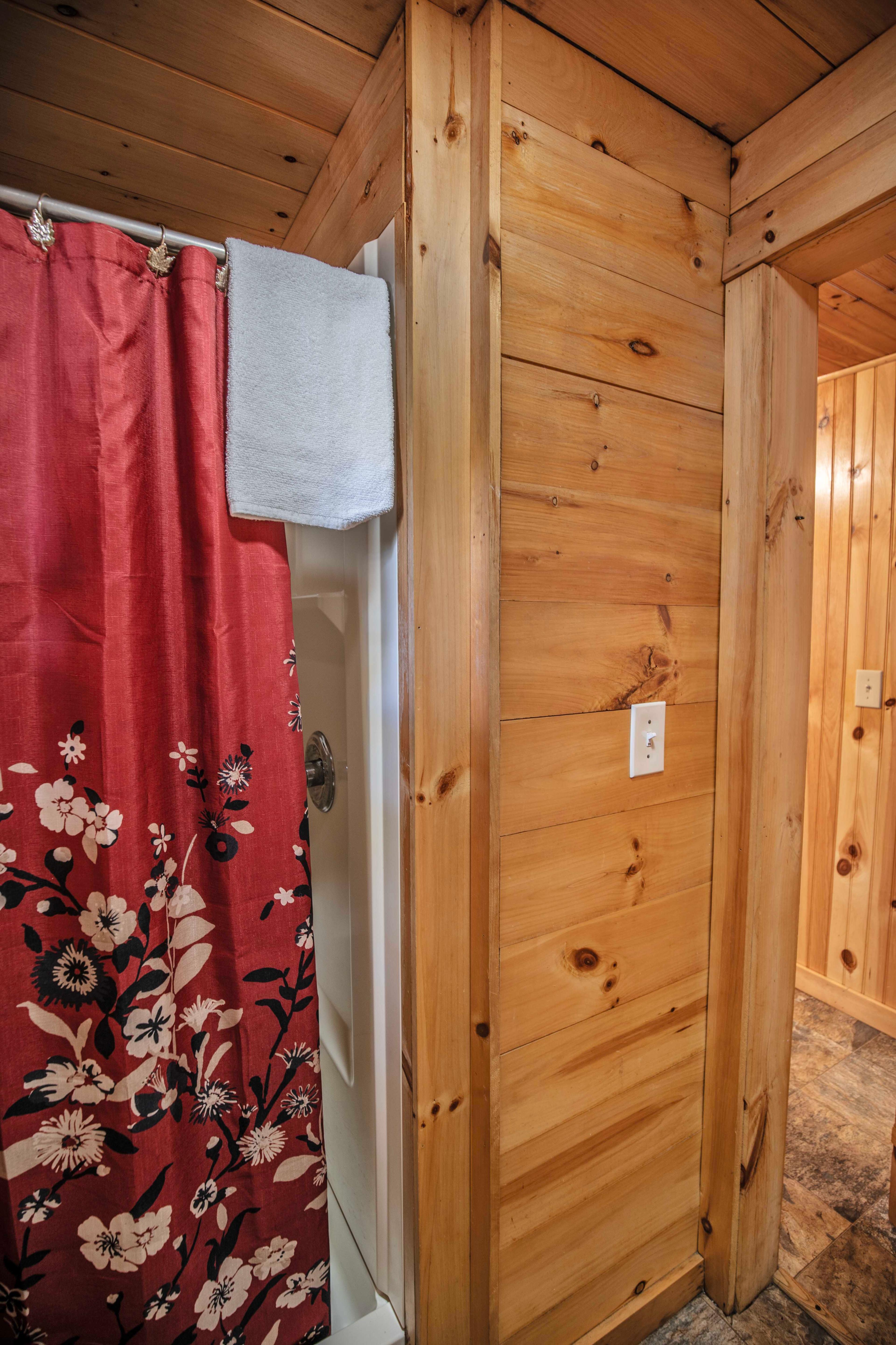 Unique features of The Pemi Trail cabin's rustic decor. #ExploreNH #WeekendGetaway #Staycation #NatureLovers