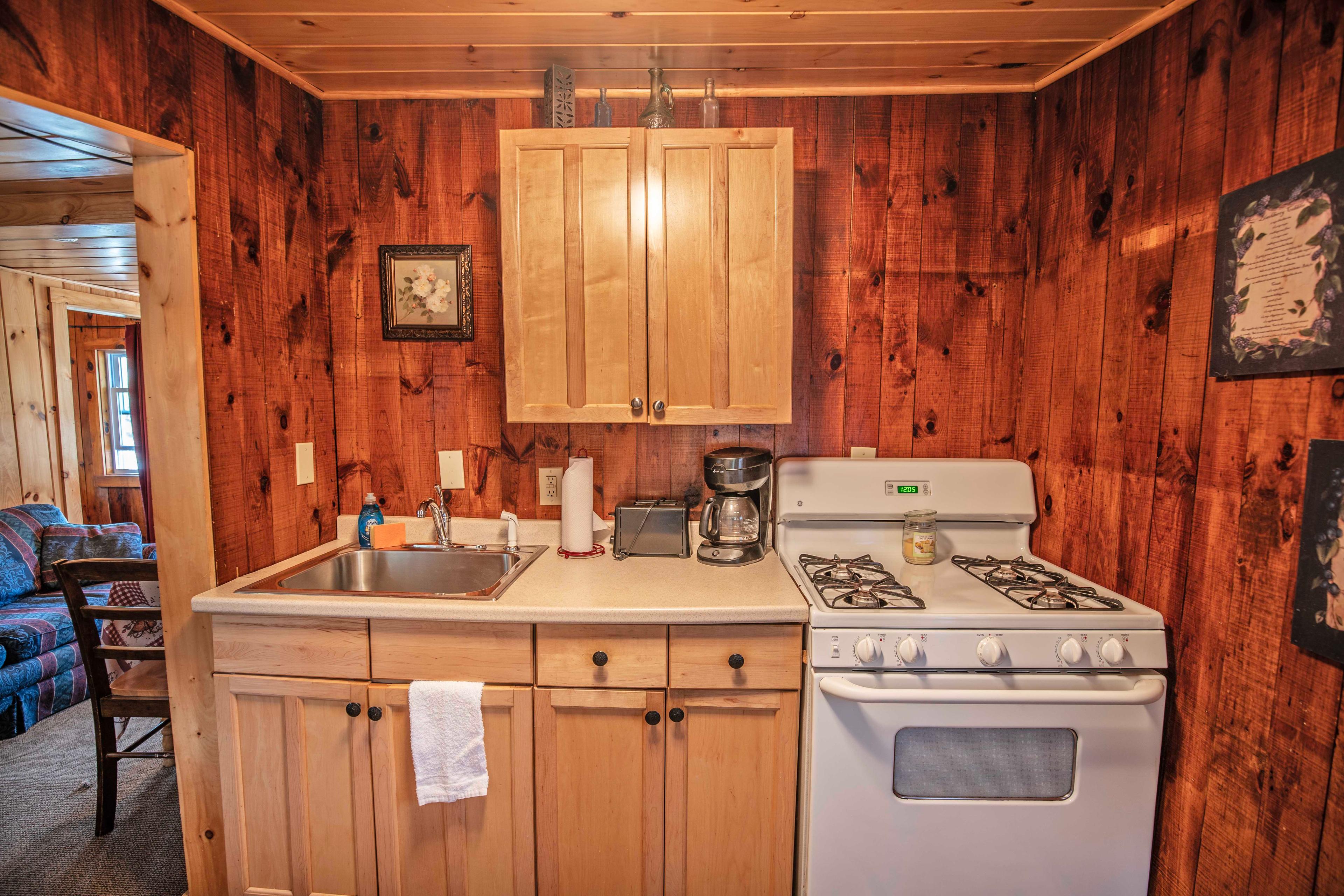 Prepare delicious meals in the kitchen of Eagle Cliff cabin. #CozyRetreat #CabinLife #OutdoorLiving #Cookout