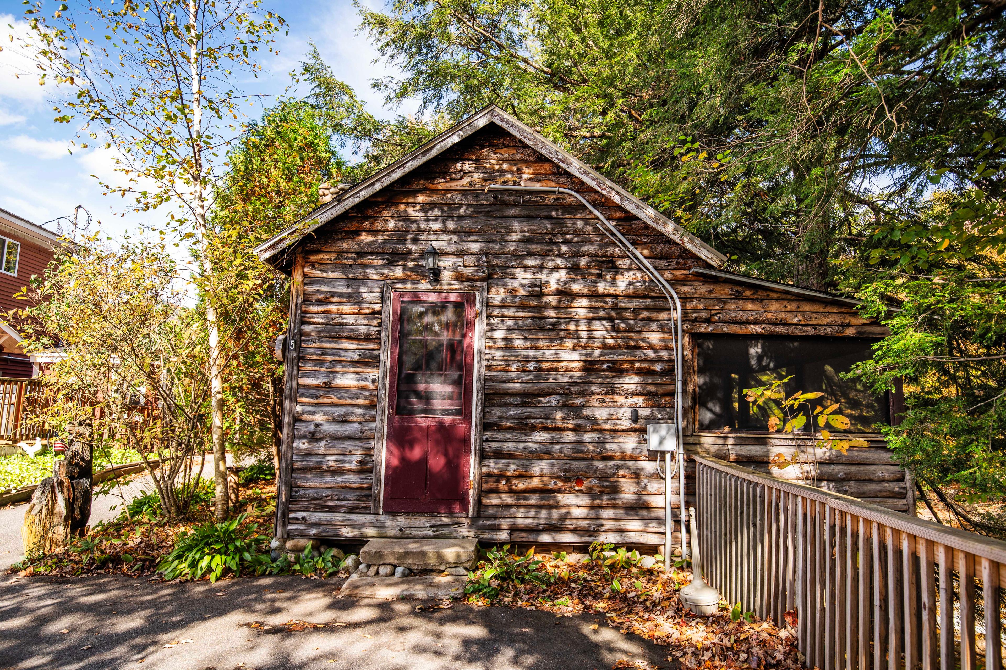 Escape to The River Otter for an unforgettable getaway in the White Mountains. #PemiCabins #PemigewassetRiver #RiversideCabin #LincolnNH